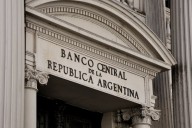 El BCRA impone nuevas normas a los bancos para contener en dólar y restringir el manejo de divisas
