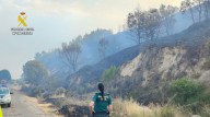 Un incendio fuera de control en Cáceres obliga a cortar la autovía A