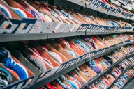 México no quiere que la gente importe zapatos y tenis de China, exigirá pago de impuestos de hasta el 25%