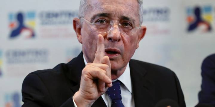 Álvaro Uribe recordó que él mismo acusó a Gustavo Petro de reunirse con paramilitares y narcotraficantes, como Carlos Castaño, cuando era senador