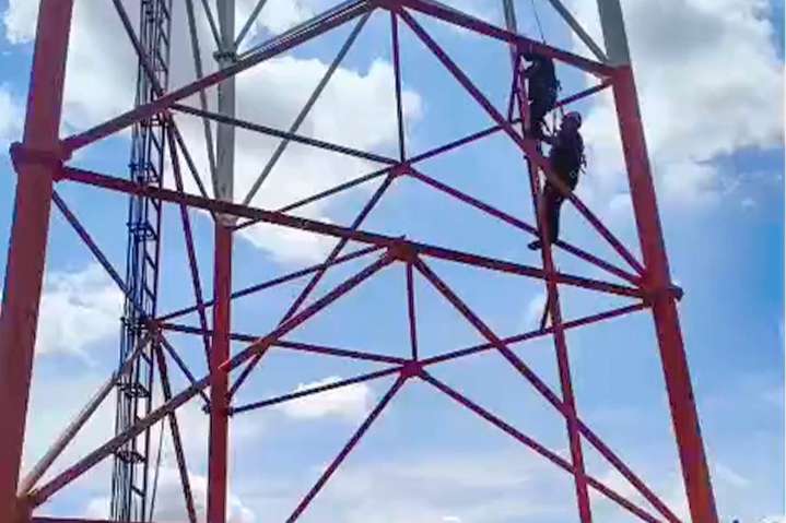 Protección Civil y Bomberos rescatan a jovencita que intentó arrojarse al vacío