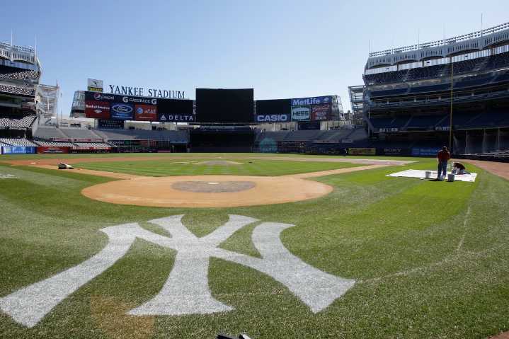 Yankees bring back infield depth piece
