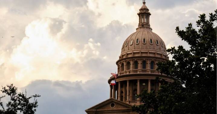 Texas House Democrats evacuated from Illinois hotel after bomb threat