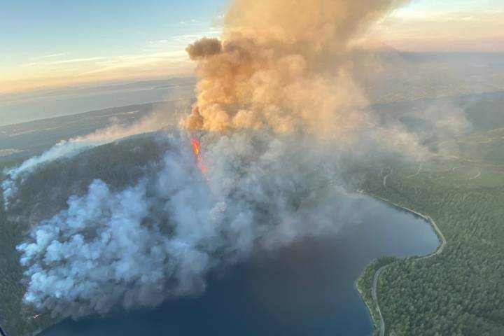 Vancouver Island crews help battle Wesley Ridge wildfire with ground personnel, helicopters
