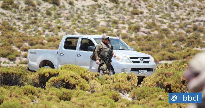 Hombre muere luego que tres autos cayeran por una quebrada en Arica: vehículos tenían encargo por robo