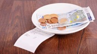 Pide la cuenta en un restaurante italiano de Málaga y le cobran 1 euro por un alimento que siempre había sido gratis