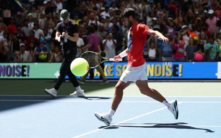 Alcaraz ríe, Sinner está en guardia y Djokovic pisa el freno: empieza el show del US Open, con ocho argentinos