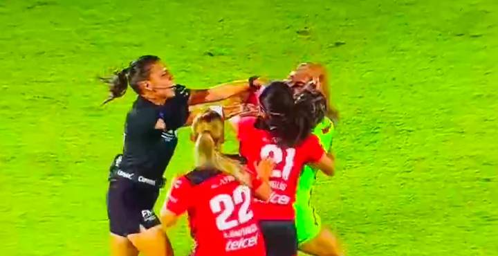 Jugadoras de la Liga MX Femenil se van a los golpes a medio partido [VIDEO]