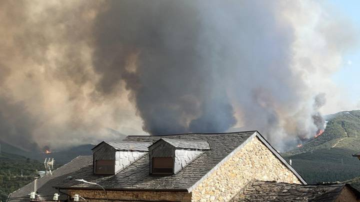 Las Médulas, en llamas por un incendio "sin control": casas quemadas, pueblos desalojadas y el paraje destrozado