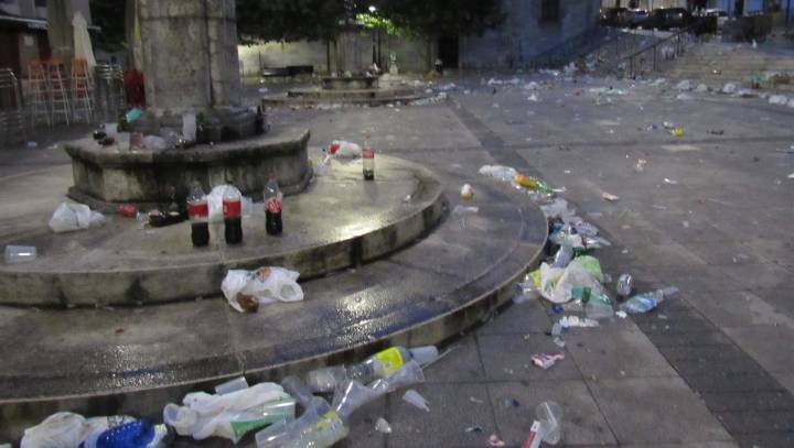 La imagen del verano que se repite en Santander: 74 denuncias por botellón en un solo fin de semana