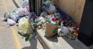 Vecinos de Ses Covetes denuncian la acumulación de basura en las calles: «Son los turistas los que ensucian»