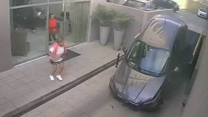 Una conductora olvidó bajar la rampa y su auto cayó de trompa entre los niveles del estacionamiento