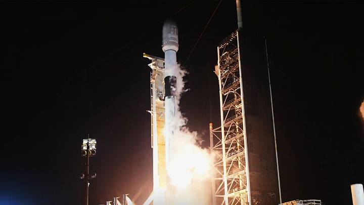 SpaceX Falcon 9 rocket launches Starlink satellites on record