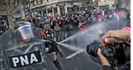 Hubo represión y detuvieron a dos fotógrafas en el Congreso ante una nueva marcha de jubilados frente al Congreso