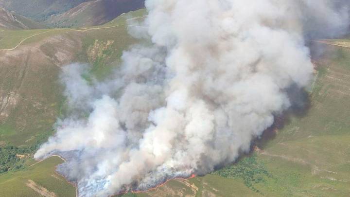 El incendio sin control en Chandrexa de Queixa arrasa ya más de mil hectáreas