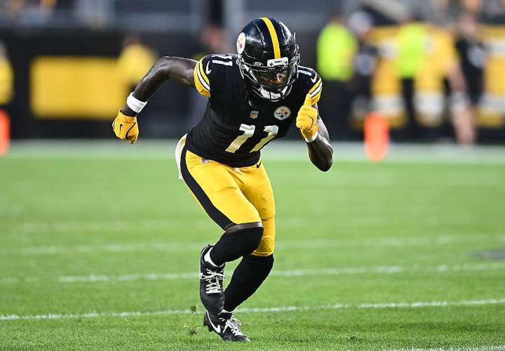 Steelers receiver Brandon Johnson in walking boot after injury vs. Panthers
