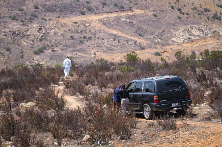 Abandonan camioneta con un cuerpo sin vida y un narcomensaje en Valle Las Palmas