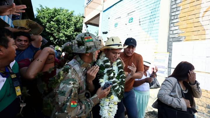 Apedrean y abuchean al candidato presidencial Andrónico Rodríguez tras votar en Bolivia; es criticado por alejarse de Evo Morales