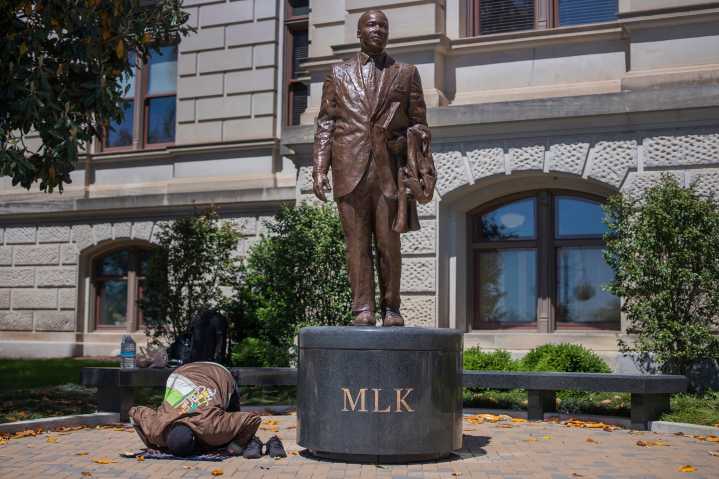 Critican en Florida una nueva estatua de Martin Luther King por su desproporción
