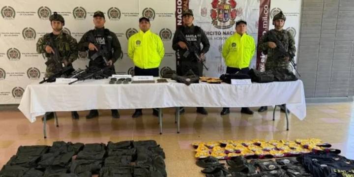 Golpe a las disidencias en Ibagué: hallan depósito ilegal de armas venezolanas y prendas militares