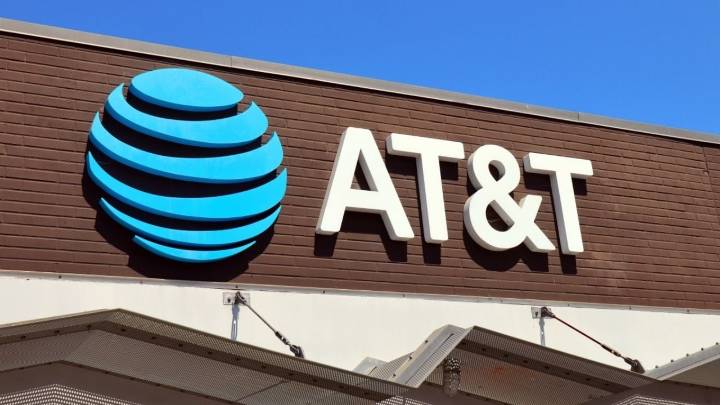 AT&T prepara su salida de México; analiza vender su filial en el país por dos mil mdd