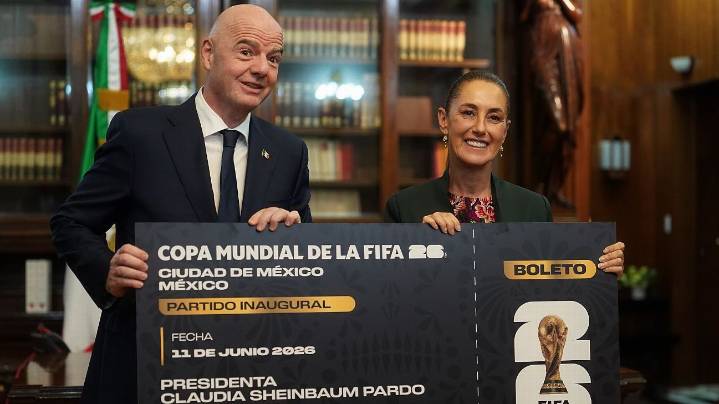 Infantino visitó a la presidenta de México y le dio boleto al Mundial