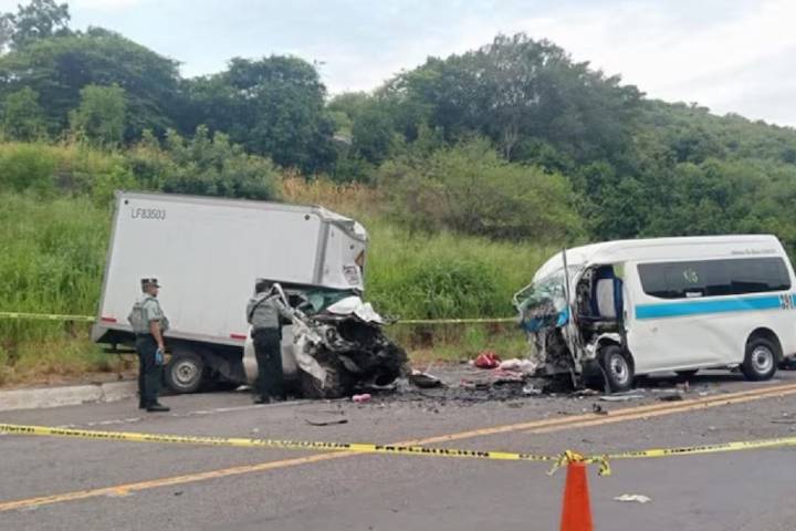 Mueren cinco personas tras fatal choque en la autopista Siglo XXI, en Michoacán