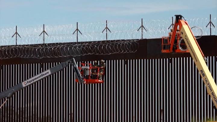 El muro fronterizo se pintará de negro para disuadir a la gente de escalarlo durante altas temperaturas