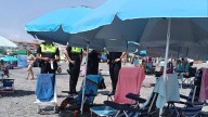 Multas de hasta 300 euros en Torrox a quienes “reservan” la primera línea de playa y desaparecen