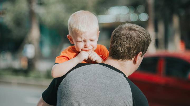 La salud mental paterna, clave para el bienestar infantil: expertos piden evaluaciones desde el embarazo