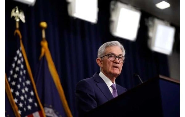 Insinúa Powell posible recorte de tasas; Dow sube 600 puntos