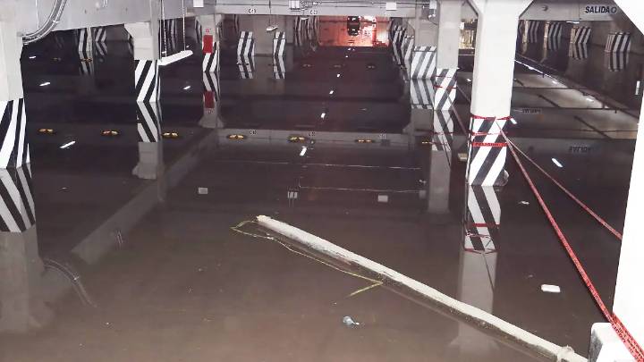 Inhabilitan estacionamiento del CCU de la UATx por inundación