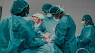 Una mujer de 77 años murió en medio de una cirugía cardíaca después de que se cortara la luz en el hospital