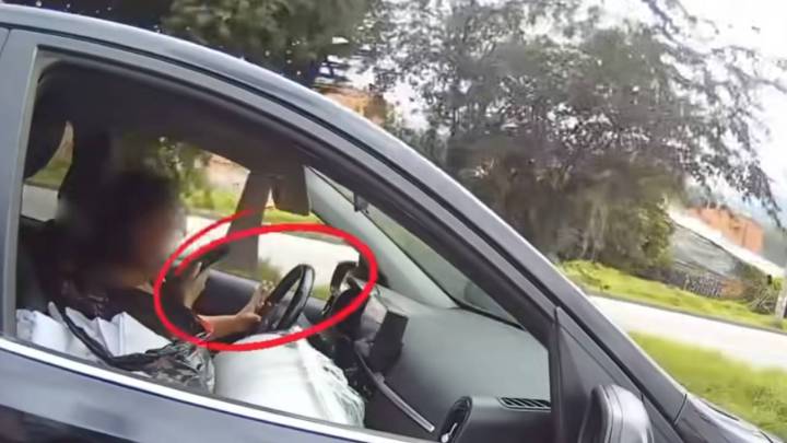 Conductora chatea y fuma mientras maneja