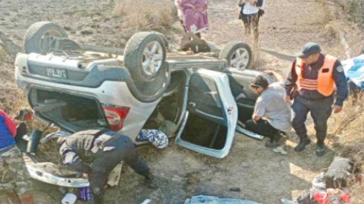 Un niño de tres años y dos adultos resultaron gravemente heridos tras el vuelco de su camioneta en Ruta 34