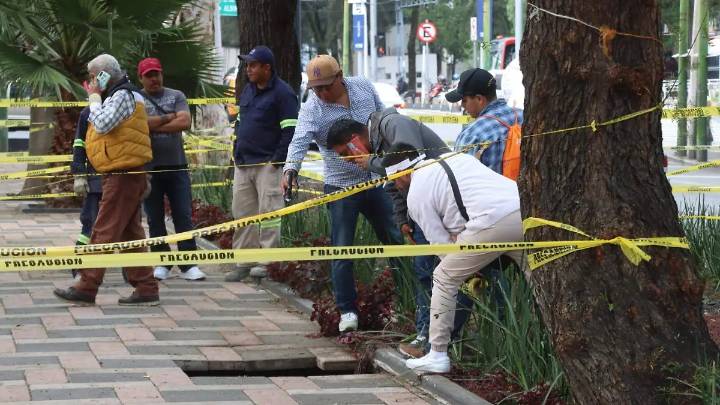 ¡Se la tragó la tierra! Mujer cae a socavón en camellón de Talismán y Eduardo Molina, GAM