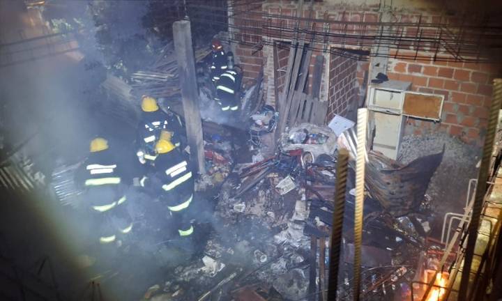 Un hombre perdió su casa en un incendio: “En 20 minutos ardió todo y quedé sin nada”