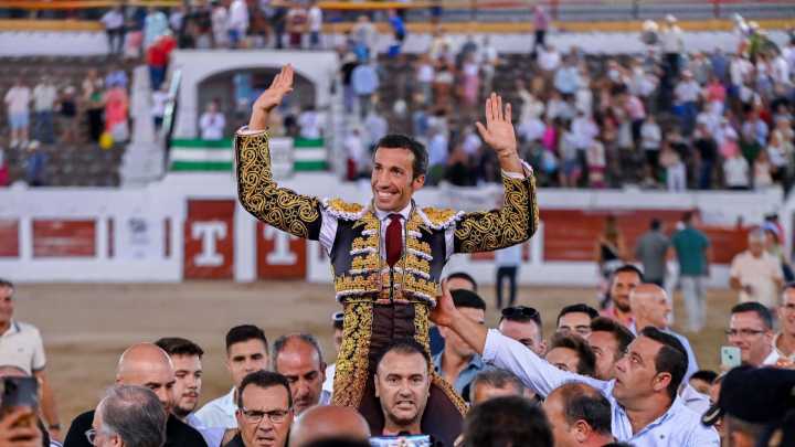David de Miranda arrasa en Linares con cuatro orejas y un rabo