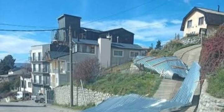 Alerta en Bariloche: voladuras de techos, cortes de luz y complicaciones en caminos por fuertes ráfagas