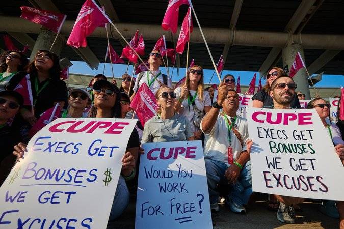 Passengers left in the lurch as Air Canada fleet grounded over labour strife