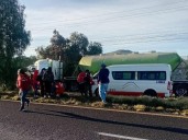 Choque entre unidad de servicio público y auto particular deja seis lesionados