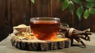 La infusión nocturna con beneficios comprobados por la ciencia: limpia el intestino y ayuda a evitar el vientre hinchado al despertar