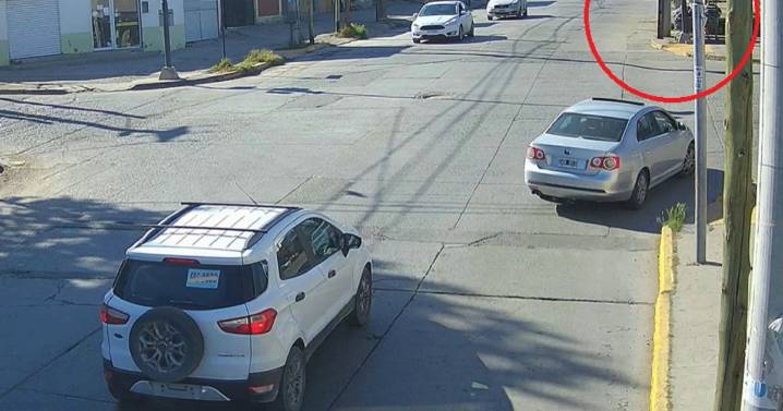 Video: la imputada por chocar y matar en la Ruta 7 ya había cruzado semáforos en rojo en Neuquén