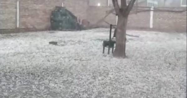 Fuerte caída de granizo que azotó a 25 de Mayo en medio del temporal de Santa Rosa