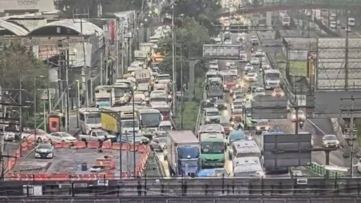 Socavón provoca tráfico en Calzada Ignacio Zaragoza en Iztacalco