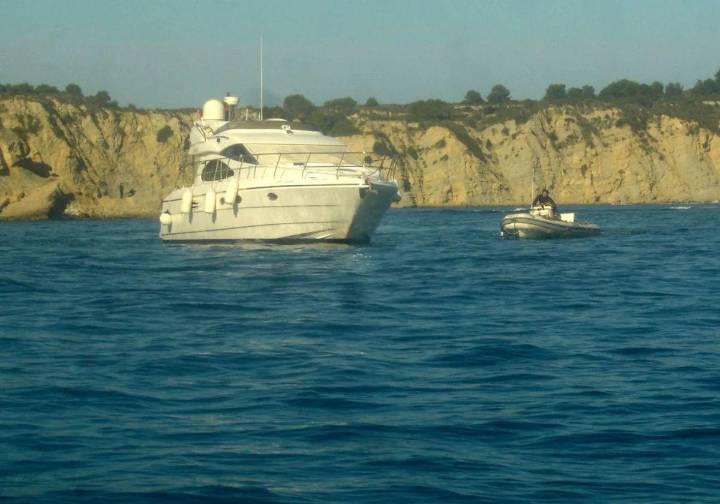 Una mujer muere arrollada por la hélice de una embarcación tras caer al mar en Xàbia