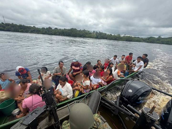 Armada de Colombia rescató a 44 indígenas a la deriva en el río Guainía