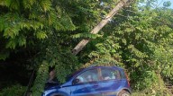 Chocó y derribó poste de la CFE