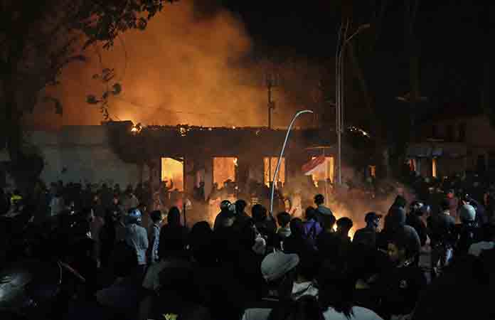 Incendio cobra tres vidas en Indonesia