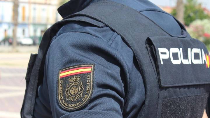 Joven de 17 años arrestado tras agredir con una piedra a un agente en Elche, que permanece en la UCI